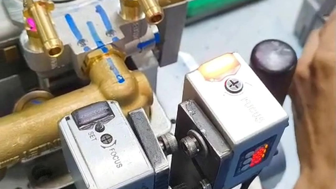 VXT/CM500P-1A colour mark sensor on the line